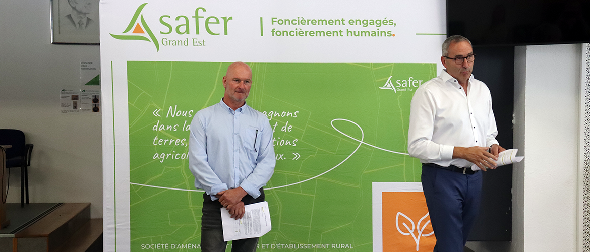 Eric Virion, président du comité technique départemental des Vosges et Thierry Bussy, président de la Safer Ge ont présidé la cérémonie «Coup de pouce» de la Safer Grand Est. © Photo M. Falibois