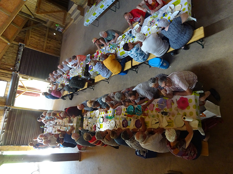 Un moment convivial autour d'un bon repas. © Photo SDAE 88 Un moment convivial autour d'un bon repas. © Photo SDAE 88
