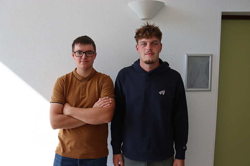 Benjamin Driant et Jules Lecomte, 19 ans, ont décidé de faire découvrir une exploitation d’élevage aux périscolaires. © Photo Marion FALIBOIS