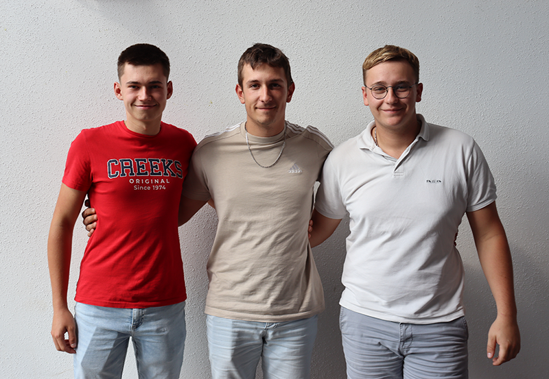 Dylan Veron, Baptiste Parvé et Jules Idoux ont choisi de faire intervenir différents professionnels partenaires sur un élevage laitier. © Photo Marion FALIBOIS