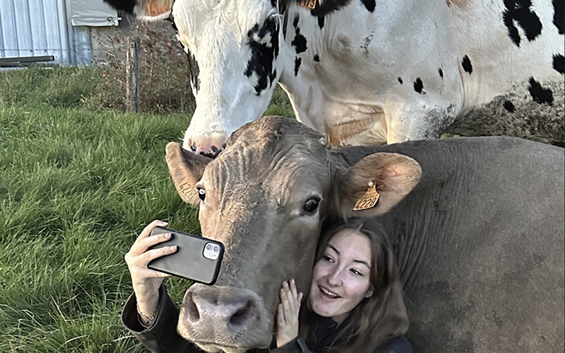 C’est dans l’affection puissante que Clémence porte à ses vaches qu’est née sa vocation pour la discipline rurale. © Anne Jacopin