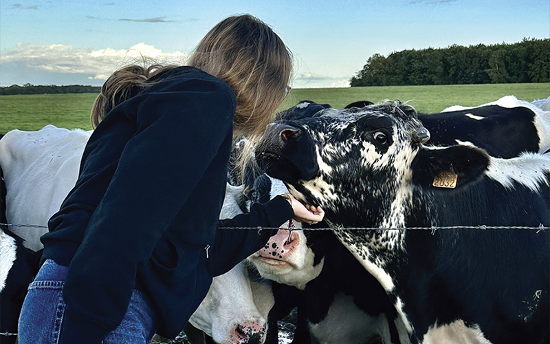 Ayant grandi entourée d’animaux d’élevage, Clémence a toujours voulu devenir vétérinaire © Anne Jacopin