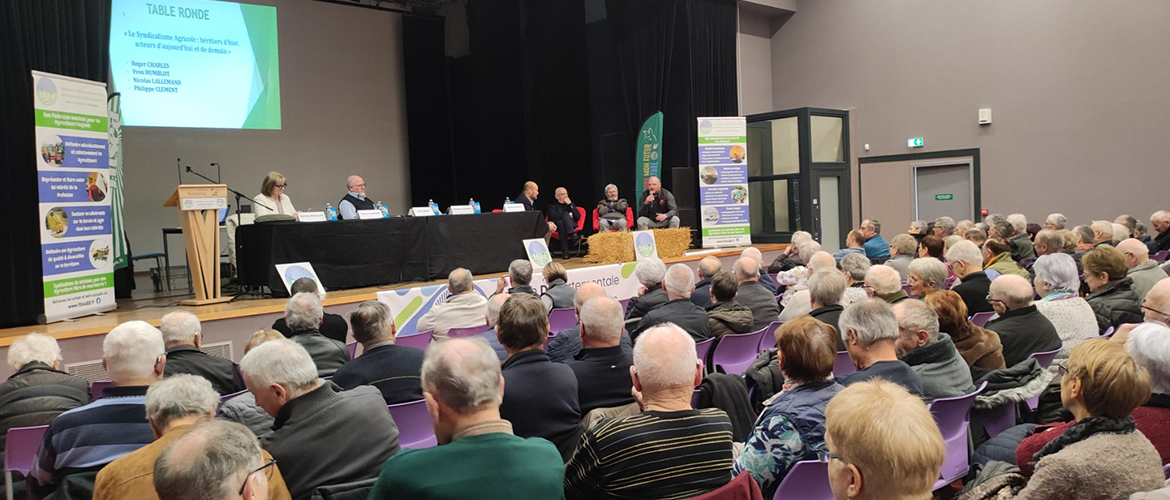 Une table ronde pour une AG participative et constructive. © Photo Nicolas Robinot