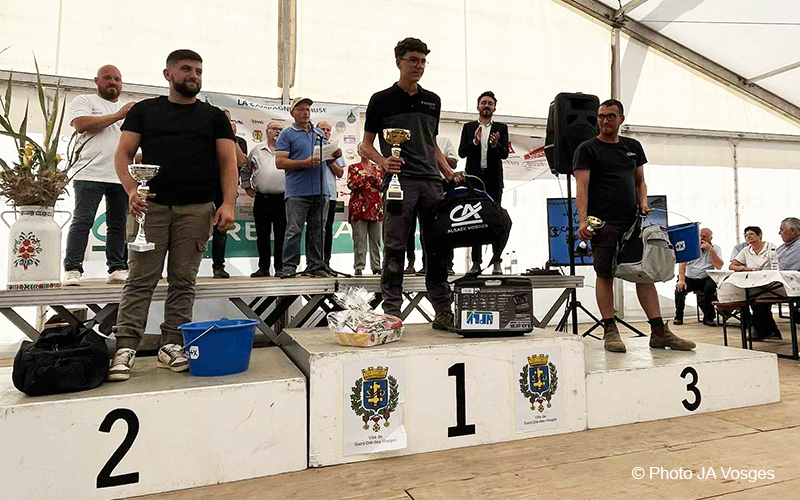 Podium du concours de labours à plat 2025, à Nompatelize. © Photo JA 88