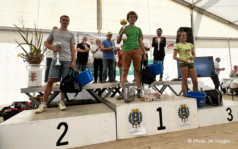 Podium du concours de labours en planche 2025, à Nompatelize. © Photo JA 88