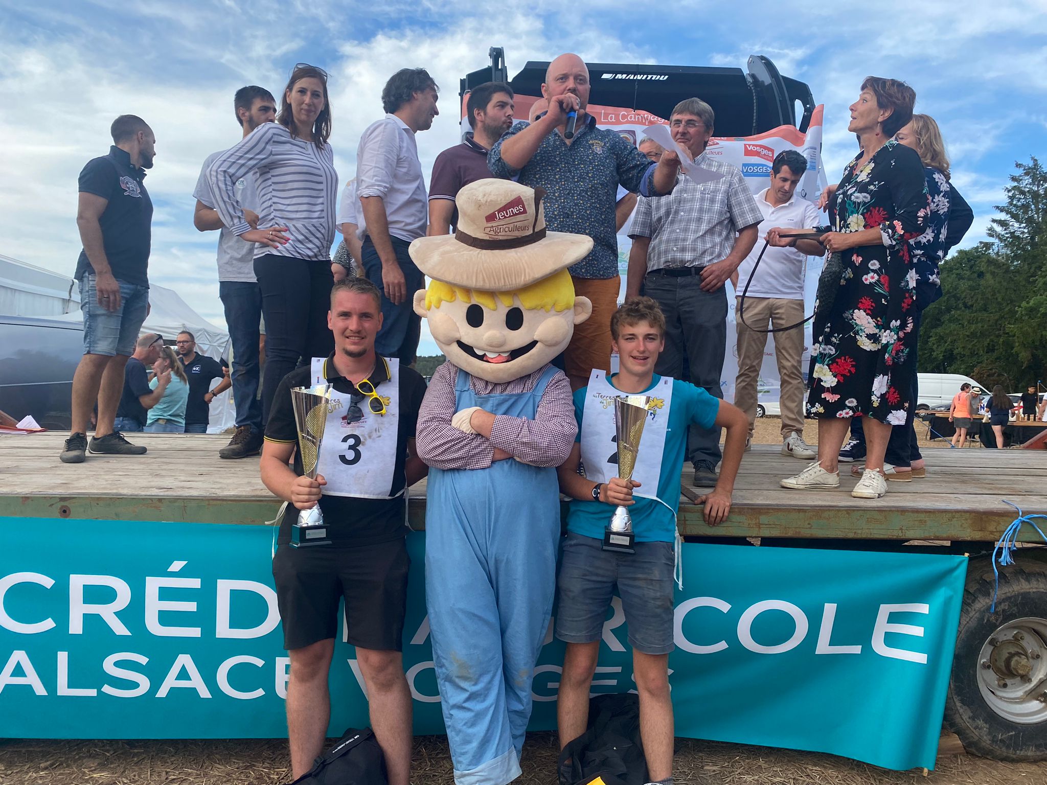 (De G. à D.) Benjamin Lacroix vainqueur du concours en planches, S’AM la mascotte et Maxime Deparis, vainqueur du concours à plat, photo Camille Carré.