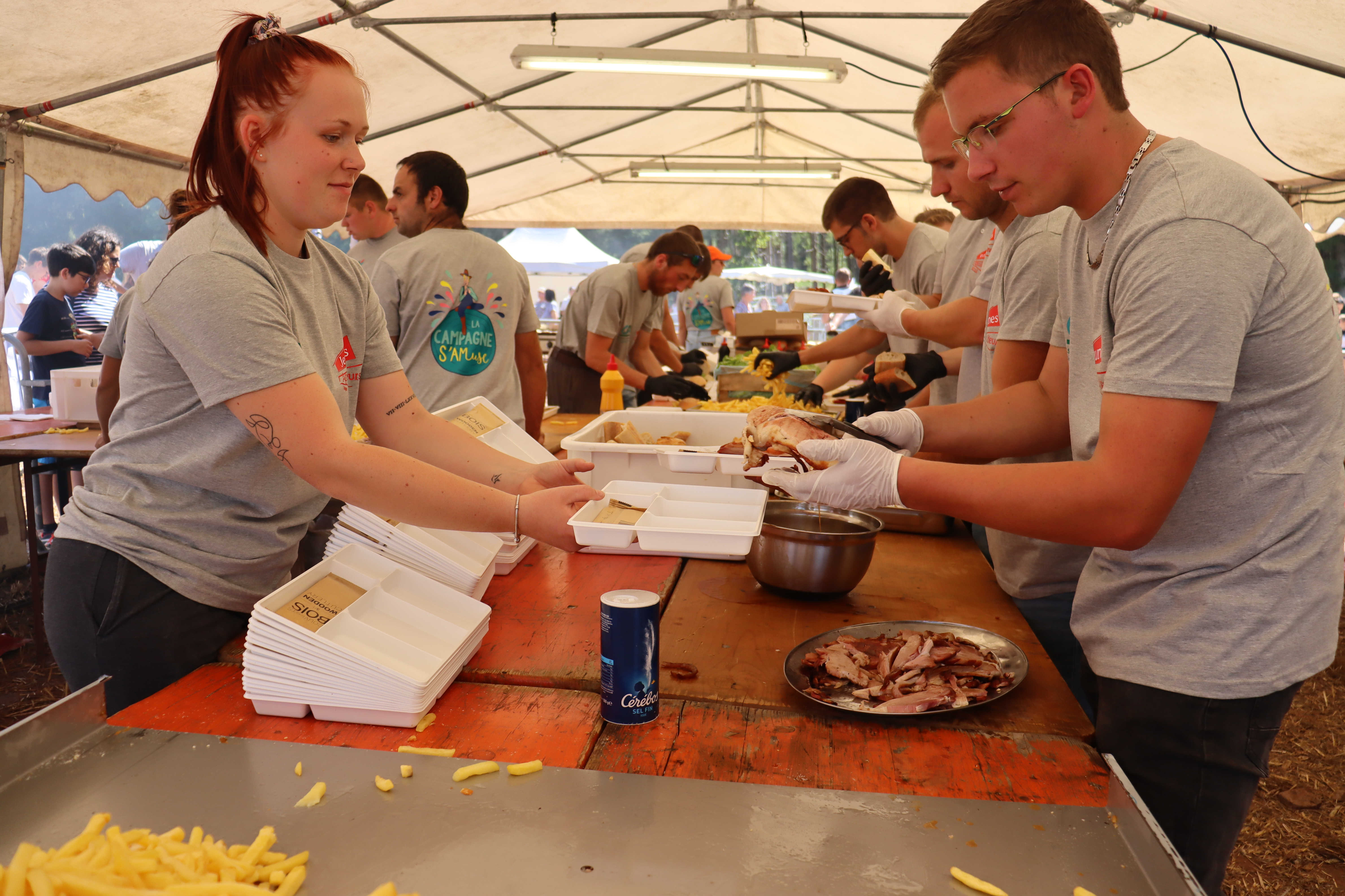 Au cours de la journée, 80 bénévoles se sont relayés pour servir les visiteurs et préparer les repas à base de produits locaux, photo Camille Carré.