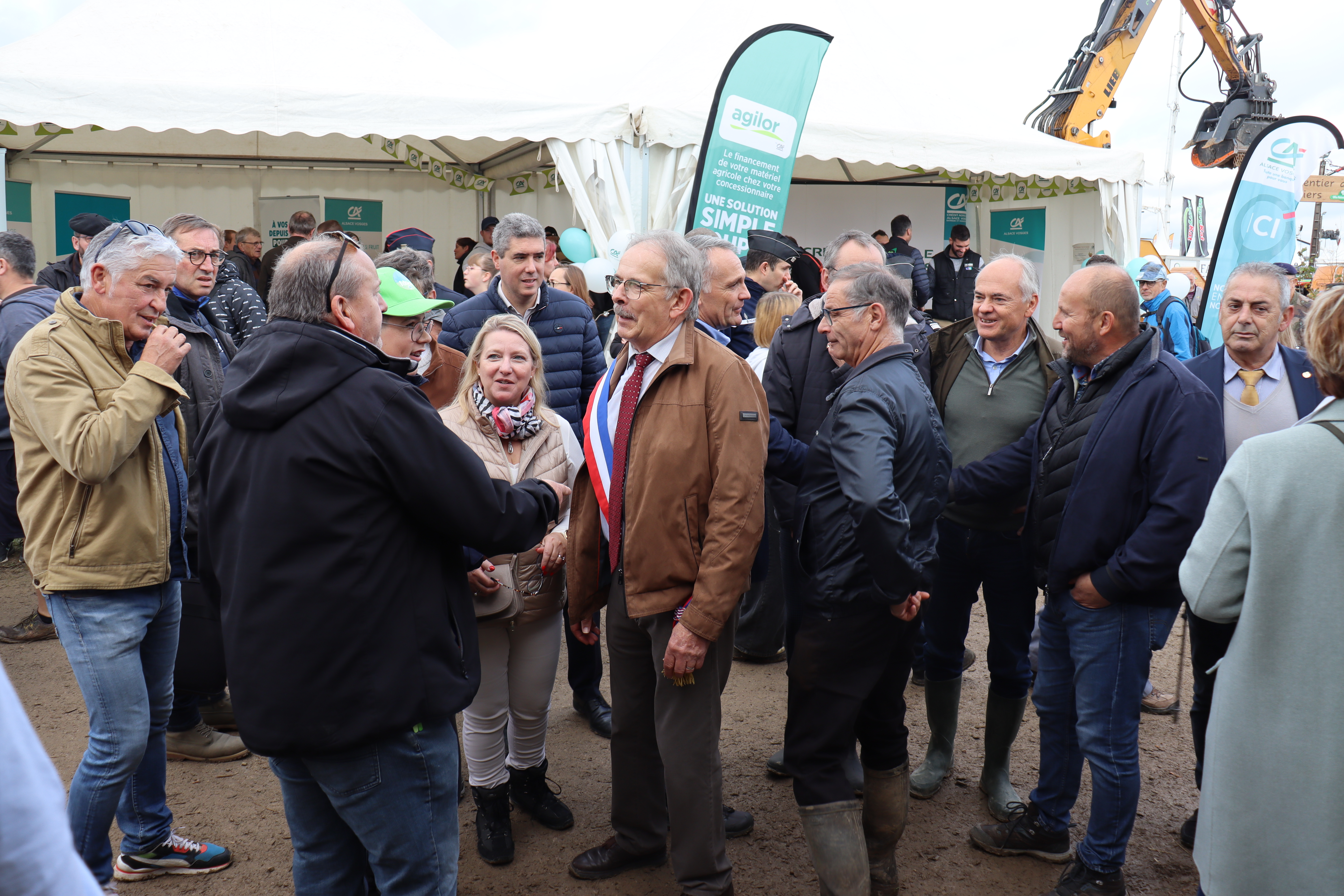 Lors de l'inauguration, les élus locaux ont fait le tour des stands. Photo : Marion FALIBOIS