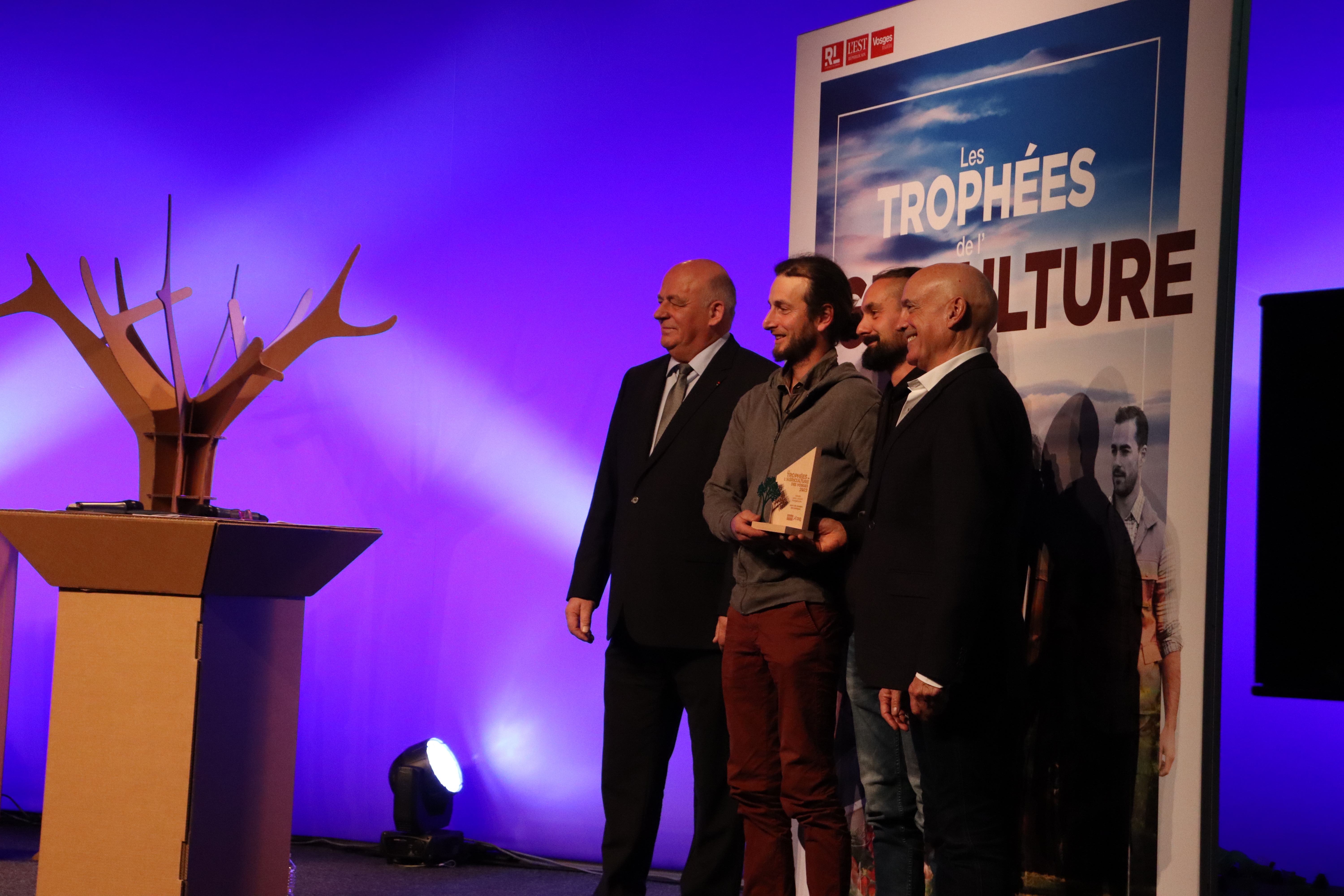 Pierre Alexandre et Yann Pierrel ont reçu le prix pour le GAEC Les Champs des Coteaux ©Marion Falibois.