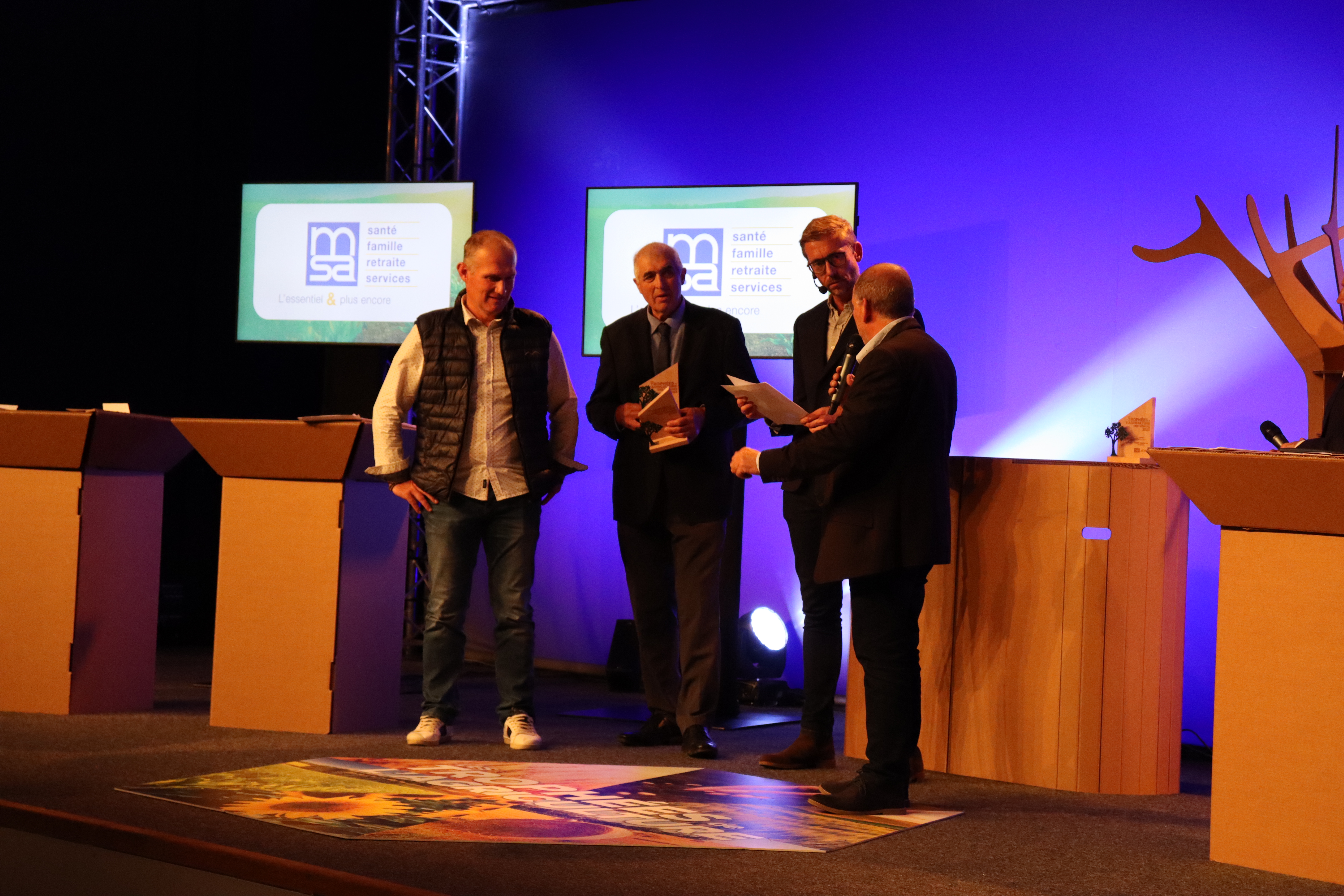 Stéphane Lanterne et Stéphane Bregot ont reçu le prix pour les GAEC du Braumont et le GAEC de la Grande Saule ©Marion Falibois.