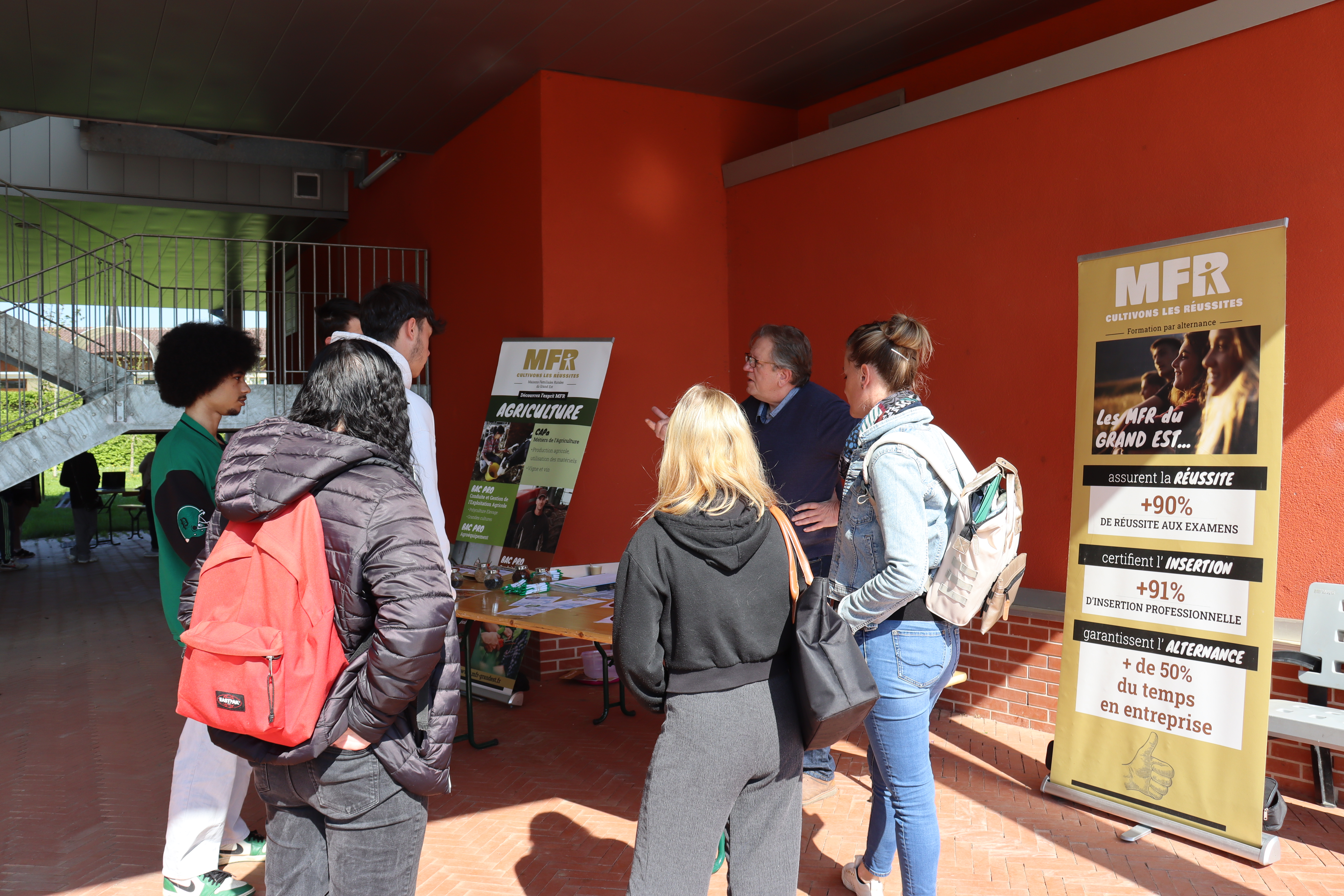 Durant la matinée, les inscrits ont pu se rendre sur les 6 stands présents pour échanger avec des professionnels. Photo : Mélanie Becker Durant la matinée, les inscrits ont pu se rendre sur les 6 stands présents pour échanger avec des professionnels. Photo : Mélanie Becker