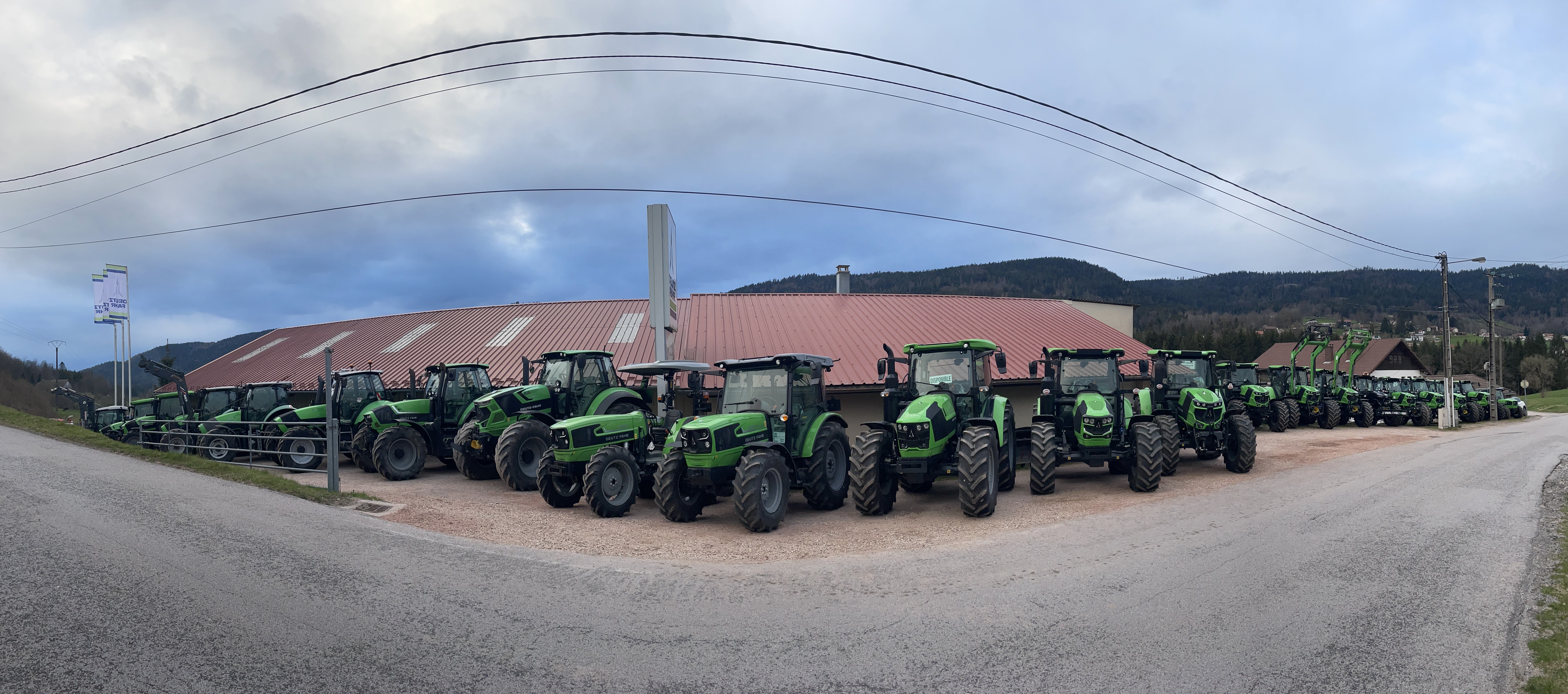 24 tracteurs Deutz-Fahr étaient exposés à l’occasion des journées déstockage de la concession ©Martin HVA
