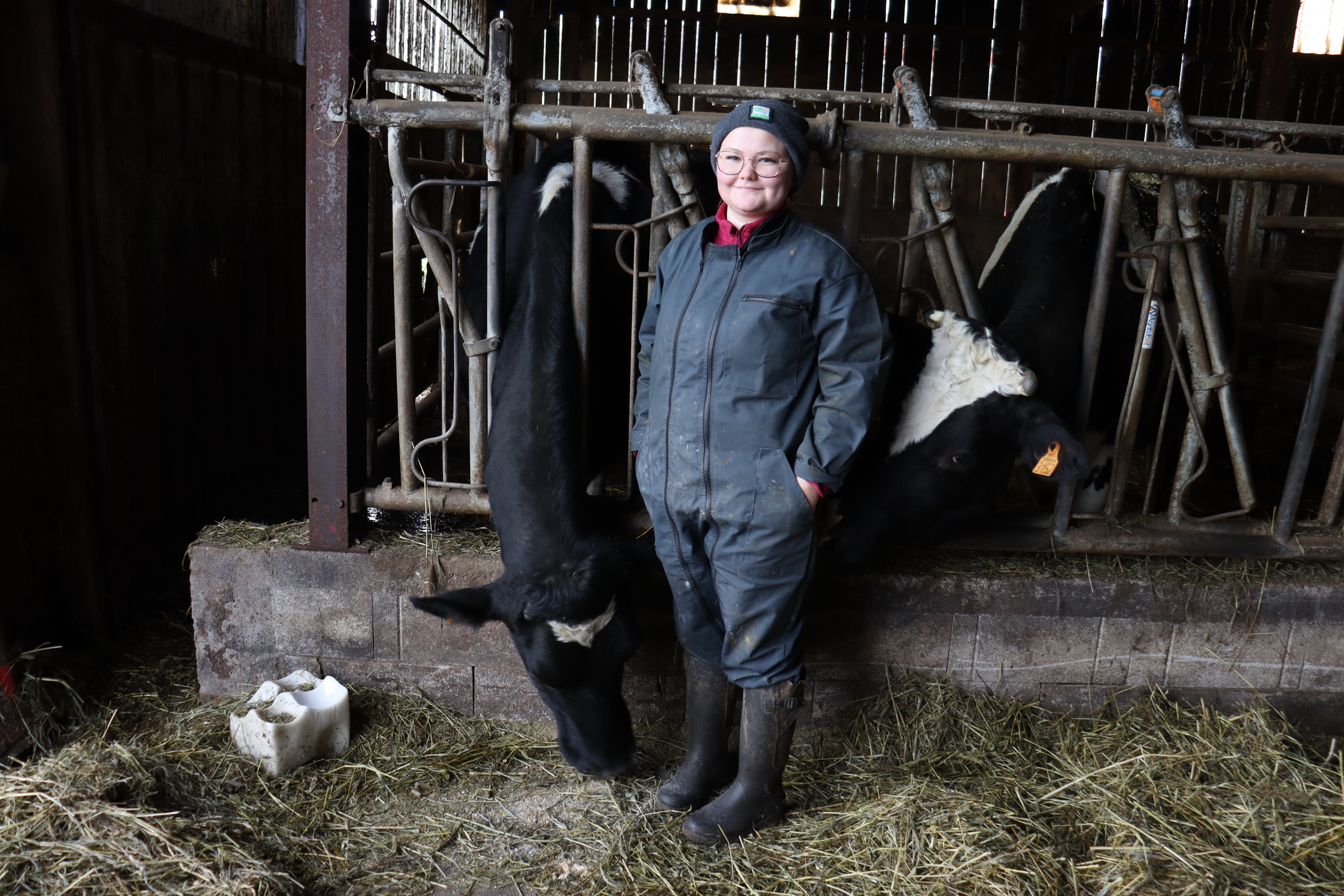  Camille, 19 ans, ne connaissait rien de l’élevage laitier il y a encore 2 ans. Après un CAP et un TEA en MFR, elle apprend le métier grâce à l’apprentissage. ©Marion Falibois