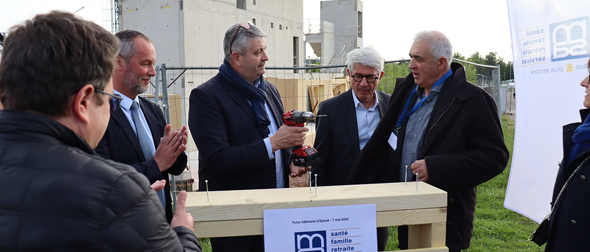La première pierre ayant déjà été posée, c’est finalement une planche que les élus ont vissée pour marquer le début des travaux du bâtiment de la Colombière. © Photo M. Falibois La première pierre ayant déjà été posée, c’est finalement une planche que les élus ont vissée pour marquer le début des travaux du bâtiment de la Colombière. © Photo M. Falibois