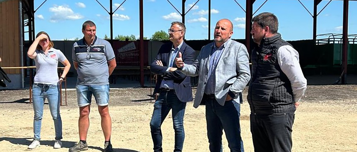 Aurélie Petitpoisson et Sylvain Renault les exploitants du GAEC Derrière La Croix, Franck Perry, conseiller départemental en charge de l’agriculture, Philippe Clément – président de la FDSEA 88, Germain Blaise – coprésident JA Vosges ©Paysan Vosgien Aurélie Petitpoisson et Sylvain Renault les exploitants du GAEC Derrière La Croix, Franck Perry, conseiller départemental en charge de l’agriculture, Philippe Clément – président de la FDSEA 88, Germain Blaise – coprésident JA Vosges ©Paysan Vosgien