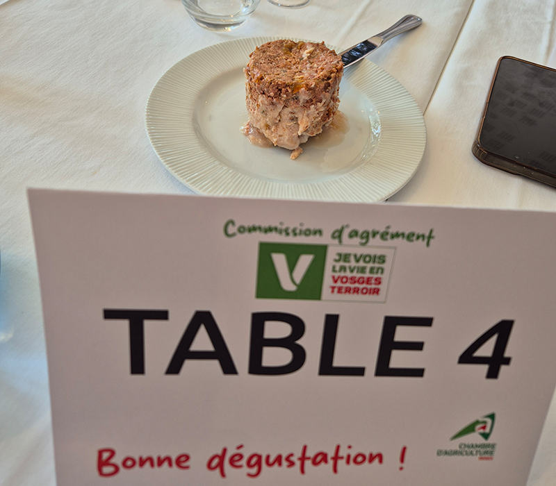 Les jurés ont examiné différents produits afin de déterminer s’ils pouvaient rejoindre le réseau. © Photo Mélanie Becker Les jurés ont examiné différents produits afin de déterminer s’ils pouvaient rejoindre le réseau. © Photo Mélanie Becker