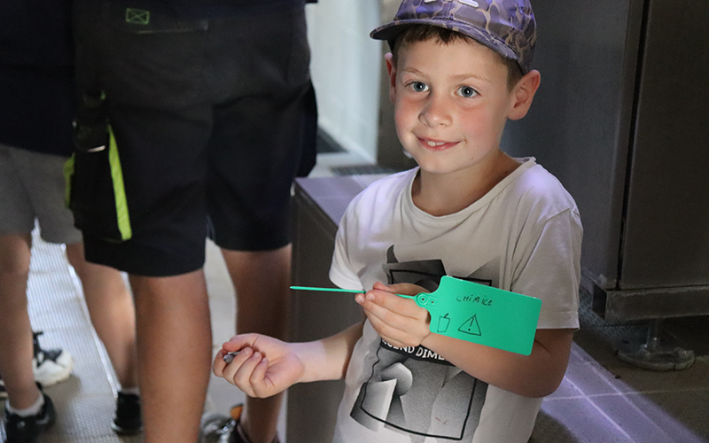 : Une fois le danger repéré, les enfants placent leur étiquette verte afin de se rappeler les bons gestes à adopter. © Photo Marion Falibois : Une fois le danger repéré, les enfants placent leur étiquette verte afin de se rappeler les bons gestes à adopter. © Photo Marion Falibois