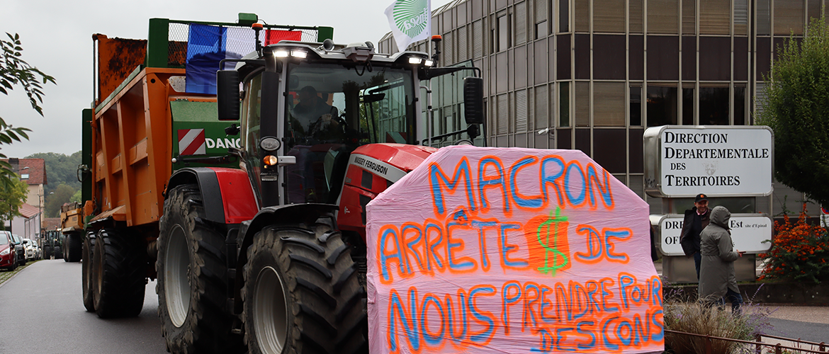 La direction départementale des territoires a reçu la visite des agriculteurs en colère. Dans la rue, gyrophares et pancartes défilaient en nombre. © Photo Marion FALIBOIS