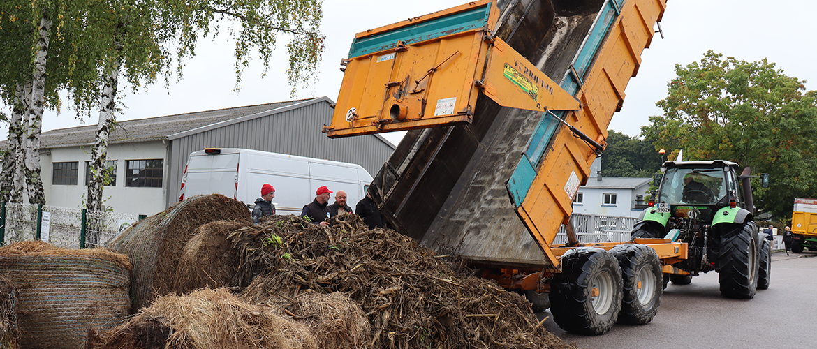 Les agriculteurs témoignent leur ras-le-bol auprès de la Fédération de chasse en déchargeant des bennes de foin et de maïs détruits par les sangliers. © Photo Marion FALIBOIS