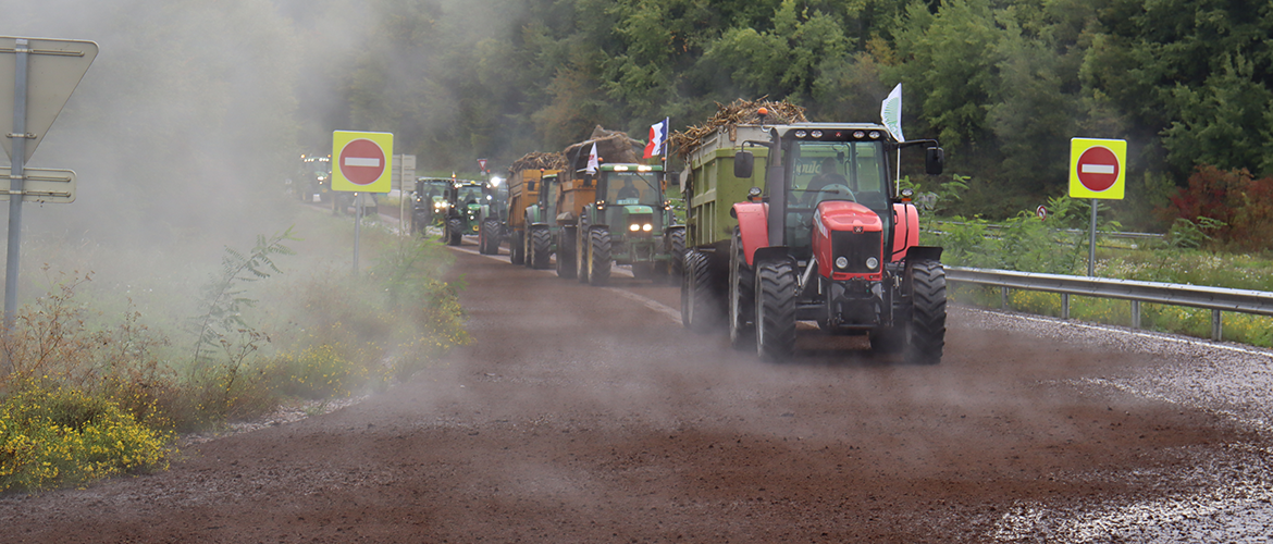 Un peu plus d’un an plus tard, la nationale 57 a vu affuler de nouveau une centaine de tracteurs vosgiens. © Photo Marion FALIBOIS
