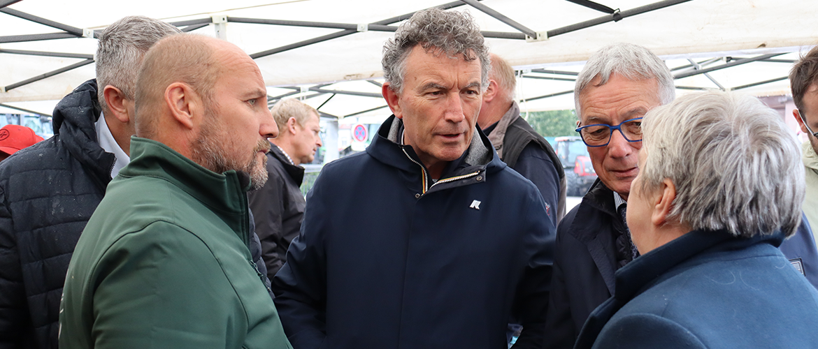 De nombreux élus, députés, conseillers départementaux et régionaux sont venus témoigner leur soutien aux agriculteurs. Franck Leroy, président de la région Grand Est est lui aussi allé à leur rencontre. © Photo Marion Falibois