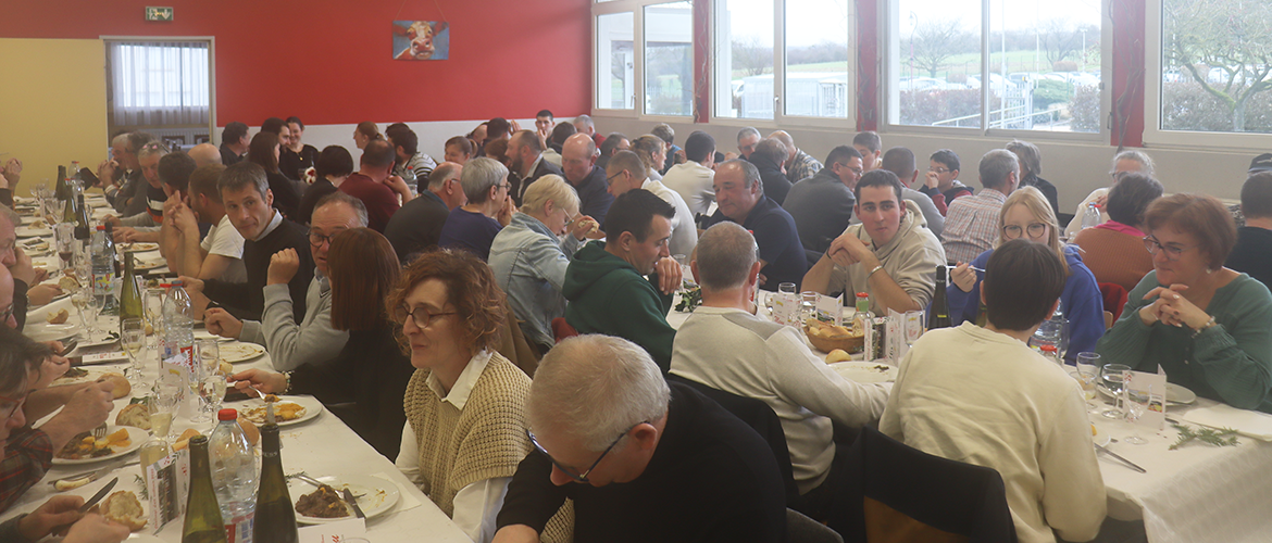 Réunis autour d’un repas festif, c’est dans une ambiance chaleureuse que les producteurs coopérateurs ont eu plaisir à se retrouver. © Photo Marion Falibois