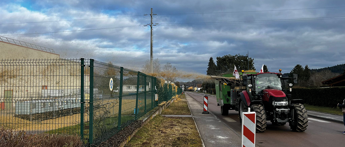 A Corcieux, les agriculteurs de la Fdsea 88 et des Ja 88 protestaient contre la baisse du prix du lait imposée par Lactalis. © Photo FDSEA 88
