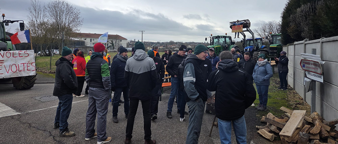 Devant le site de Triballat, à Neufchâteau, pancartes et tracteurs dénonçaient la baisse du prix du lait. © Photo FDSEA 88