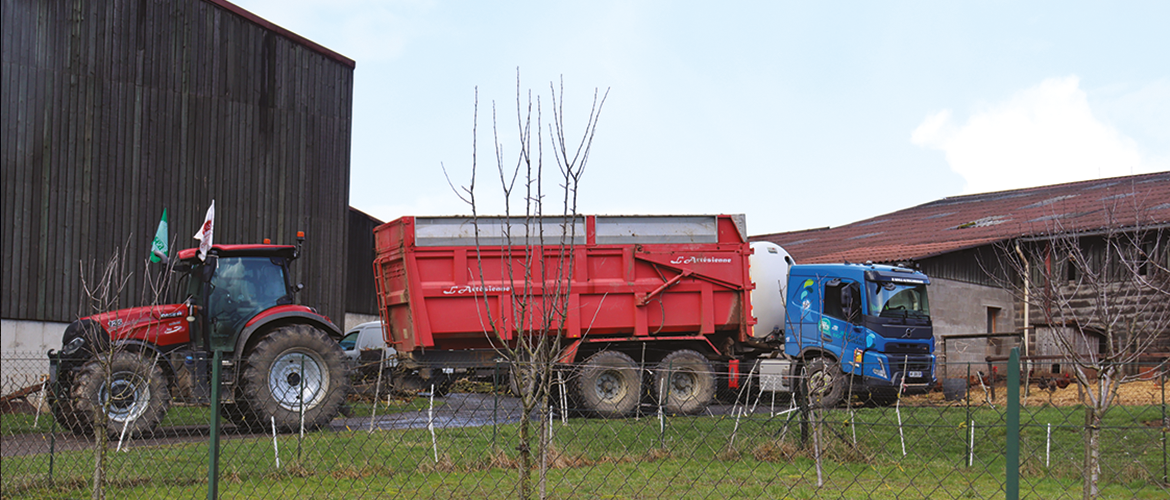 Les éleveurs ont bloqué un laitier lors de sa tournée afin de faire passer un message aux laiteries. © Photo Camille COQUET