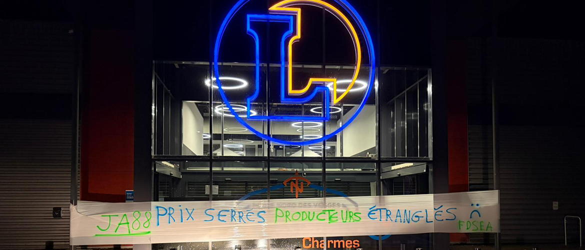 Des banderoles ont été placées sur plusieurs GMS, on pouvait lire : «Prix serrés producteurs étranglés». © Photo JA88