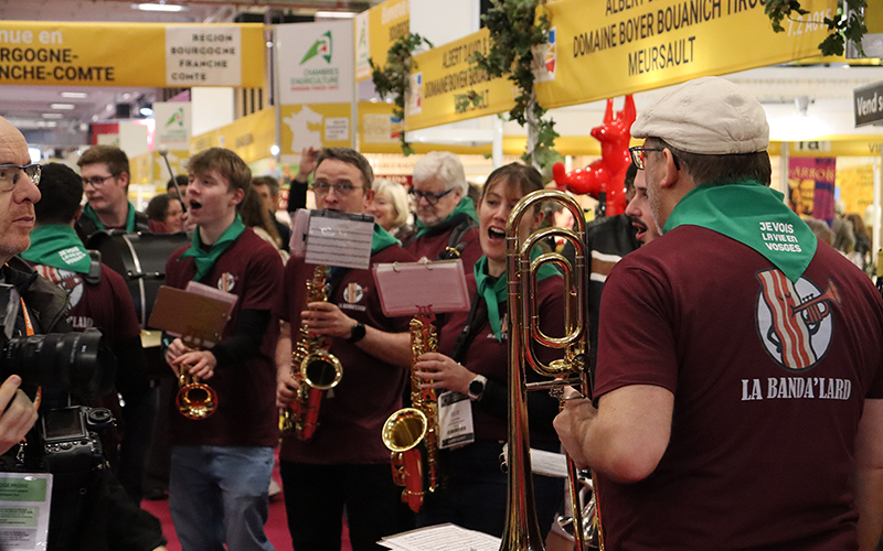 Sur des airs enjoués, la Banda’lar a entraîné la délégation dans les allées. © Photo Marion FALIBOIS