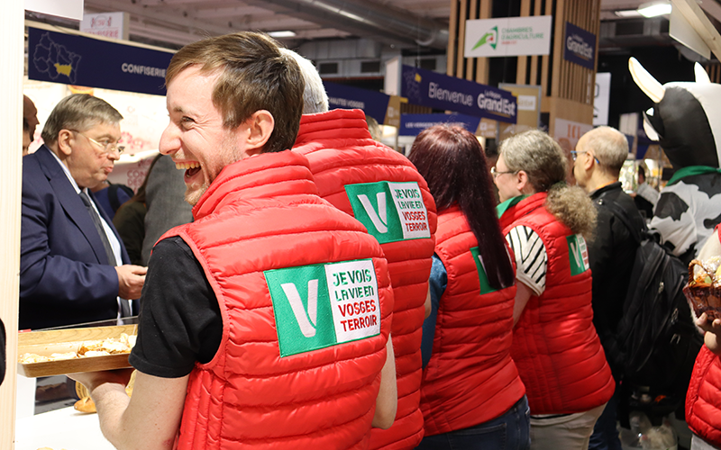 Sur le stand partagé du département, les producteurs faisaient goûter aux visiteurs un peu des saveurs et de la bonne humeur des Vosges. © Photo Marion FALIBOIS
