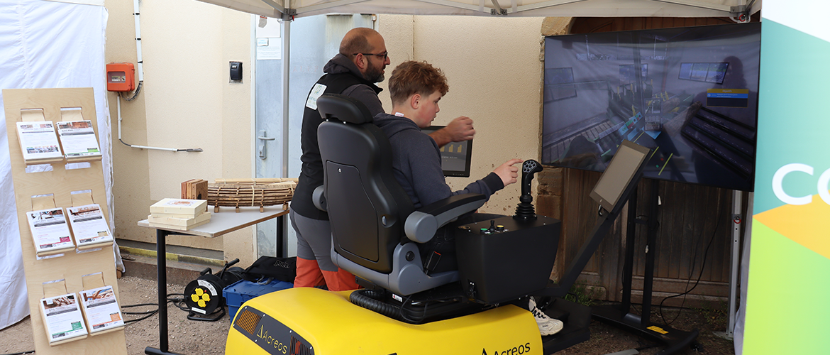 Simulateur de conduite d’engin forestier, lunettes virtuelles, grâce aux innovations, les jeunes visiteurs ont pu se projeter dans leurs futurs métiers. © Marion FALIBOIS