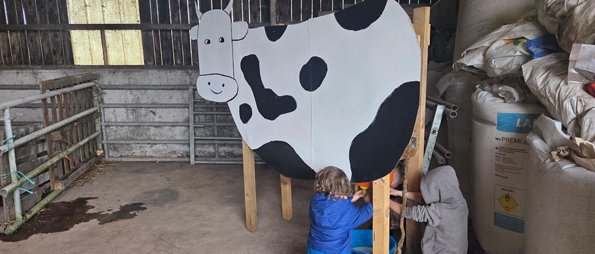 À L’EARL de Chabellegoutte, les enfants s’initiaient à la traite sur une vache en bois © FDSEA des Vosges 
