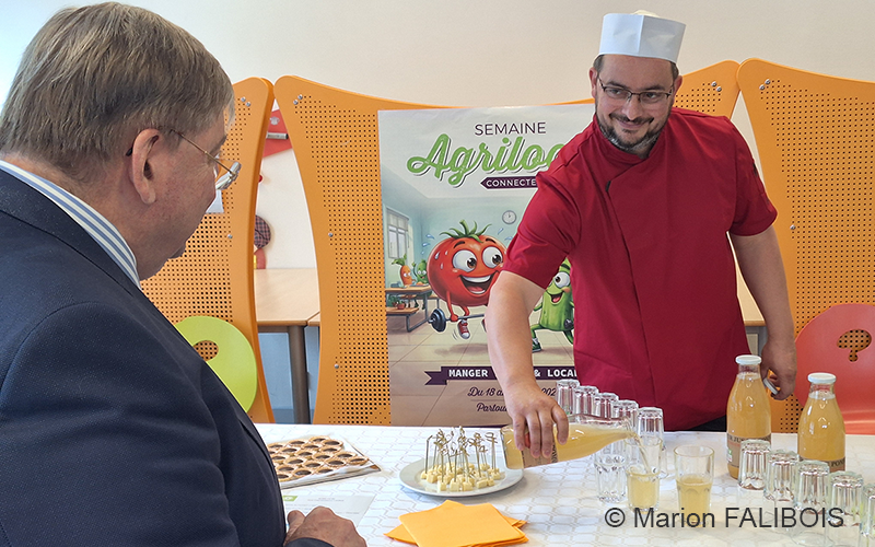François Vannson, président du Département des Vosges et Julien Labat, chef de cuisine de la Maison de l’enfance de Golbey. © Marion FALIBOIS