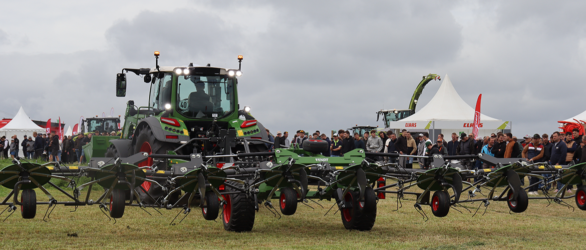 Les impressionnantes démonstrations de machinisme permettaient de découvrir les dernières avancées technologiques dans la récolte de l’herbe. © Marion FALIBOIS