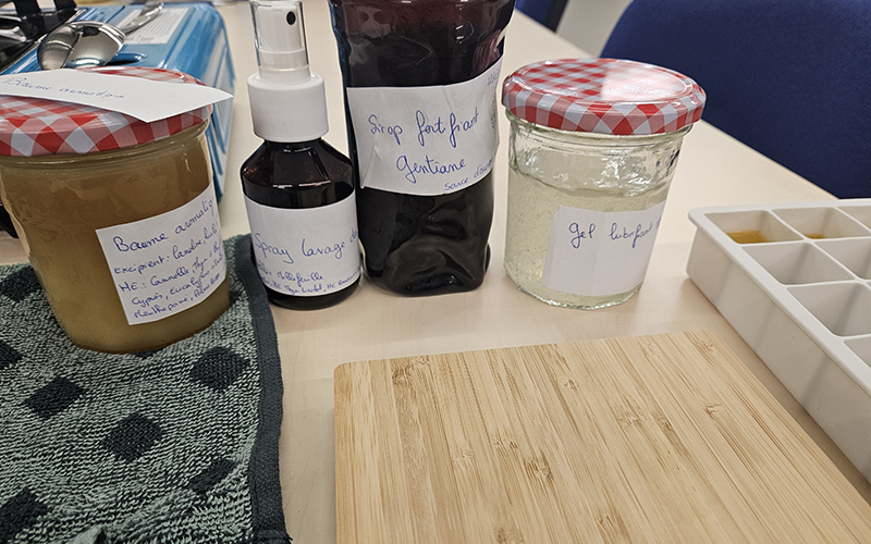 Les différentes préparations à base de plantes et d’huiles essentielles. © Camille COQUET