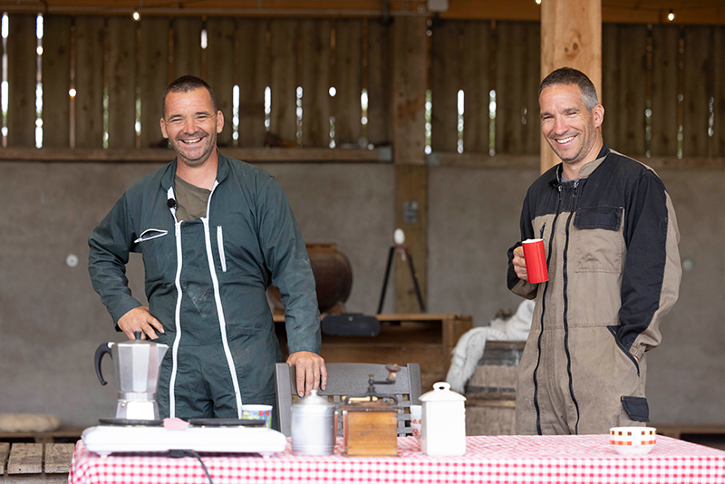 Bruno et Mathieu Laurent sont associés à la Ferme du Pichet. En plus de leur travail d’éleveurs, ils sont aussi devenus présentateurs et coachs le temps de l’émission © Guillaume Mirand