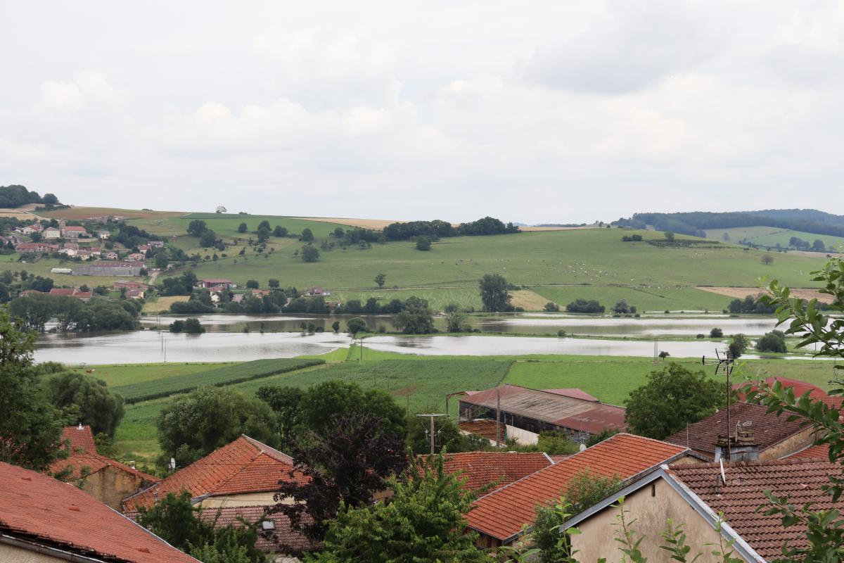 La confluence de la Vraine et du Vair a provoqué des débordements lors des fortes pluies de juillet, noyant les champs alentours sur le secteur de Vouxey. Photo : M.Palmieri