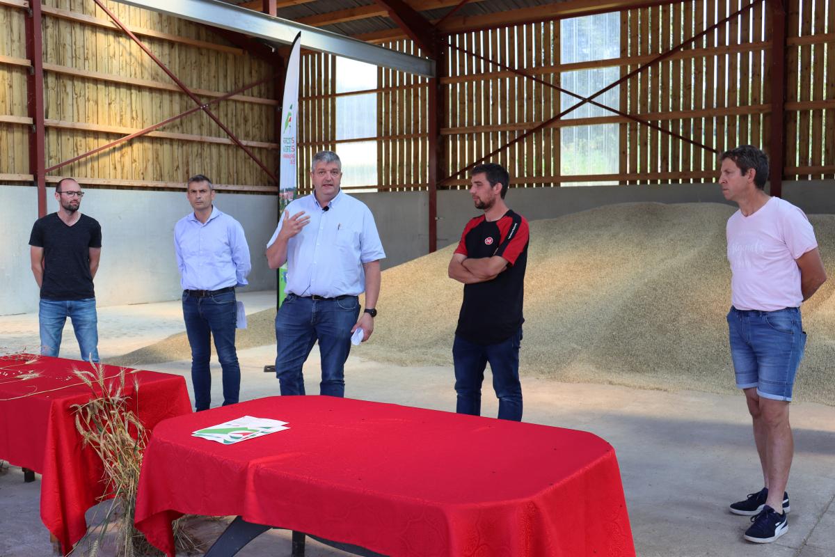 Jérôme Mathieu aux côtés de Adrien Guenot (JA 88), Franck Perry (vice-président du Conseil Départemental 88 en charge de l’agriculture), Pierre-Louis Poirot et Stéphane Demay, pour évoquer la situation particulière de ces moissons 2021. Photo : M.Palmieri