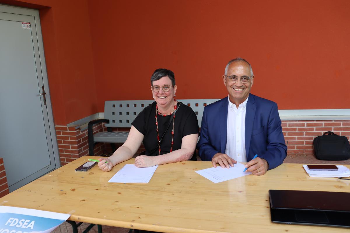 Signature de la convention entre l’École de Roville et les Missions locales par Thierry Defaix, directeur de l’école de Roville, et Stéphanie Gerard, chargée de projets à la Mission locale d’Épinal. Photo : Mélanie BECKER Signature de la convention entre l’École de Roville et les Missions locales par Thierry Defaix, directeur de l’école de Roville, et Stéphanie Gerard, chargée de projets à la Mission locale d’Épinal. Photo : Mélanie BECKER