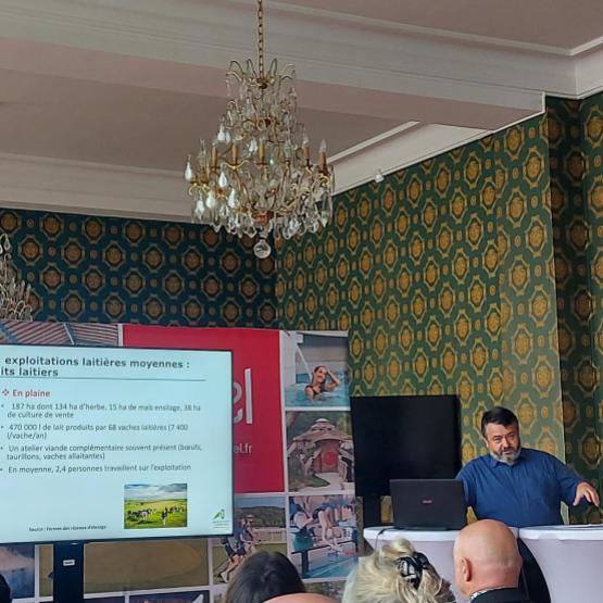 Dans le salon d’honneur de la mairie de Vittel, une vingtaine d’acteurs du territoire de la plaine des Vosges se sont réunis pour assister à la restitution des deux études ©Marion FALIBOIS