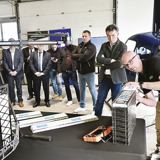 Le président de la Région Grand Est, Franck Leroy, suit les explications sur le drone qui largue des trichogrammes contre la pyrale du maïs. Photo Jean-Luc STADLER Région Grand Est