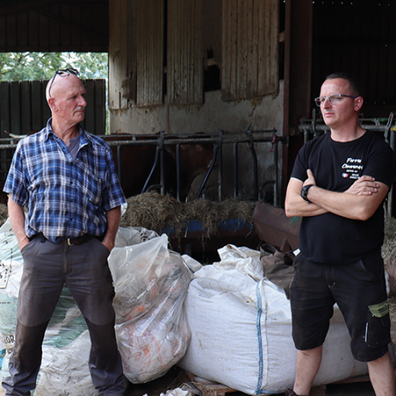 La visite se déroulait sur l’exploitation de Mickael Cleuvenot, éleveur allaitant sur la commune de Fraize. © Photo Marion Falibois