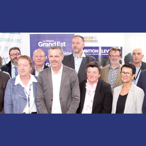 Photo de famille dans les allées du salon Agrimax, à Metz, le 23 octobre : l’ensemble des partenaires réunis lors de la signature du protocole d’engagement pour le déploiement du programme Ambition Éleveurs. © Photo DR