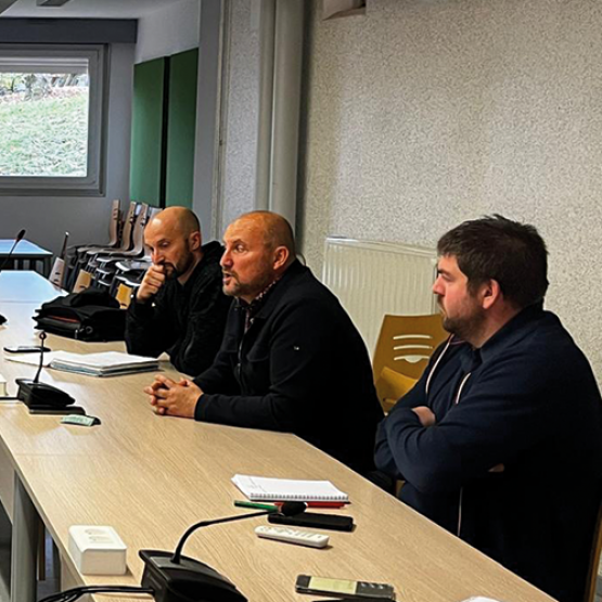 (De G. à D.) Fabien Choiseau, dir. approvisionnements lait chez Lactalis, Etienne Boffy responsable commercial chez Lactalis, Mickaël Moulin administrateur de l’APLLAGE, Phillipe Clément Pdt FDSEA 88 et Germain Blaise, co-pdt JA Vosges. ©Photo : FDSEA 88