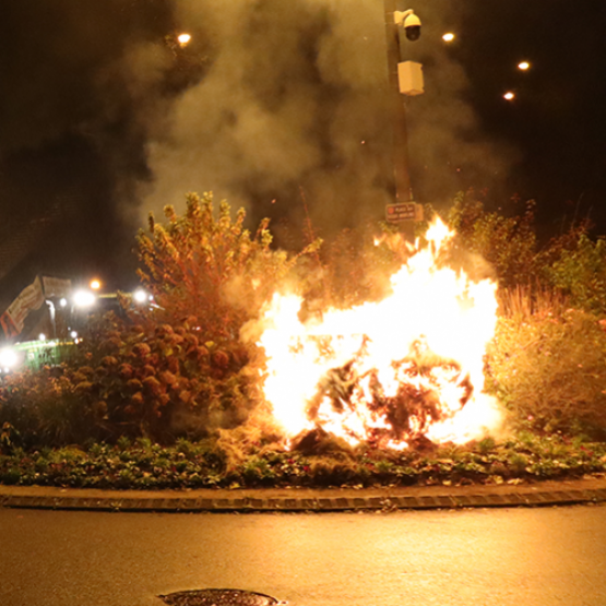 Panneaux bâchés, ronds-points enflammés… Tout au long de leur parcours les agriculteurs ont laissé des signes de leur opposition au Mercosur. © Photo FDSEA 88