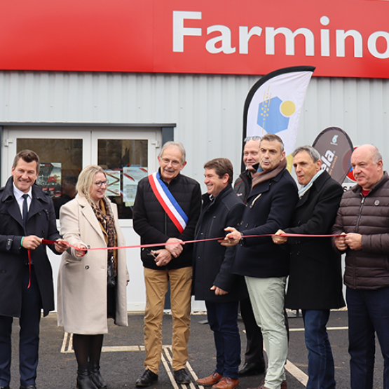 (De G. à D) Arnaud Le Grom de Maret, directeur général d’EMC2 et de Farminove, Nathalie Babouhot, présidente de la communauté de communes de Mirecourt Dompaire, Philippe Larcher, maire de Poussay, Bruno Didier, Président d'EMC2, Arnaud Bédot, directeur du