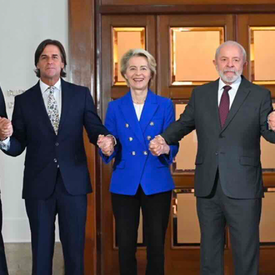 Ursula Van der Leyen et les 4 présidents sud-américains lors de la signature de l’accord de libre-échange le 6 décembre. © Photo DR