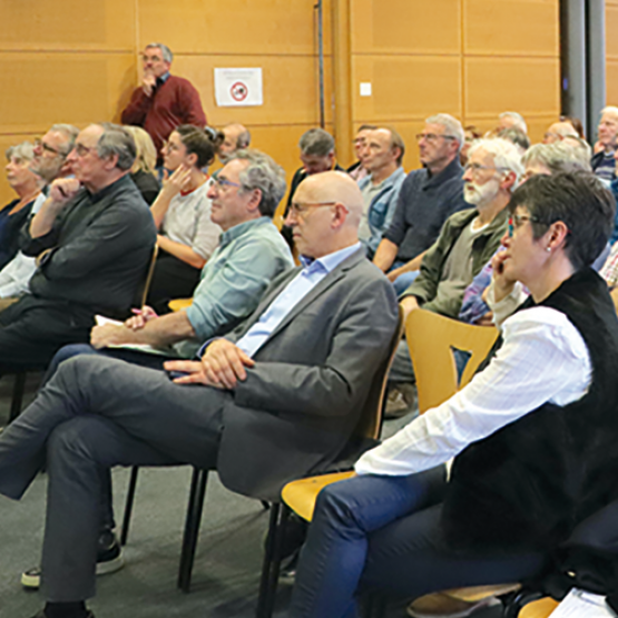La rencontre s’est poursuivie sur une note festive, avec l’intervention de la troupe des "Perroqueurs public". Photo : H.Flamant